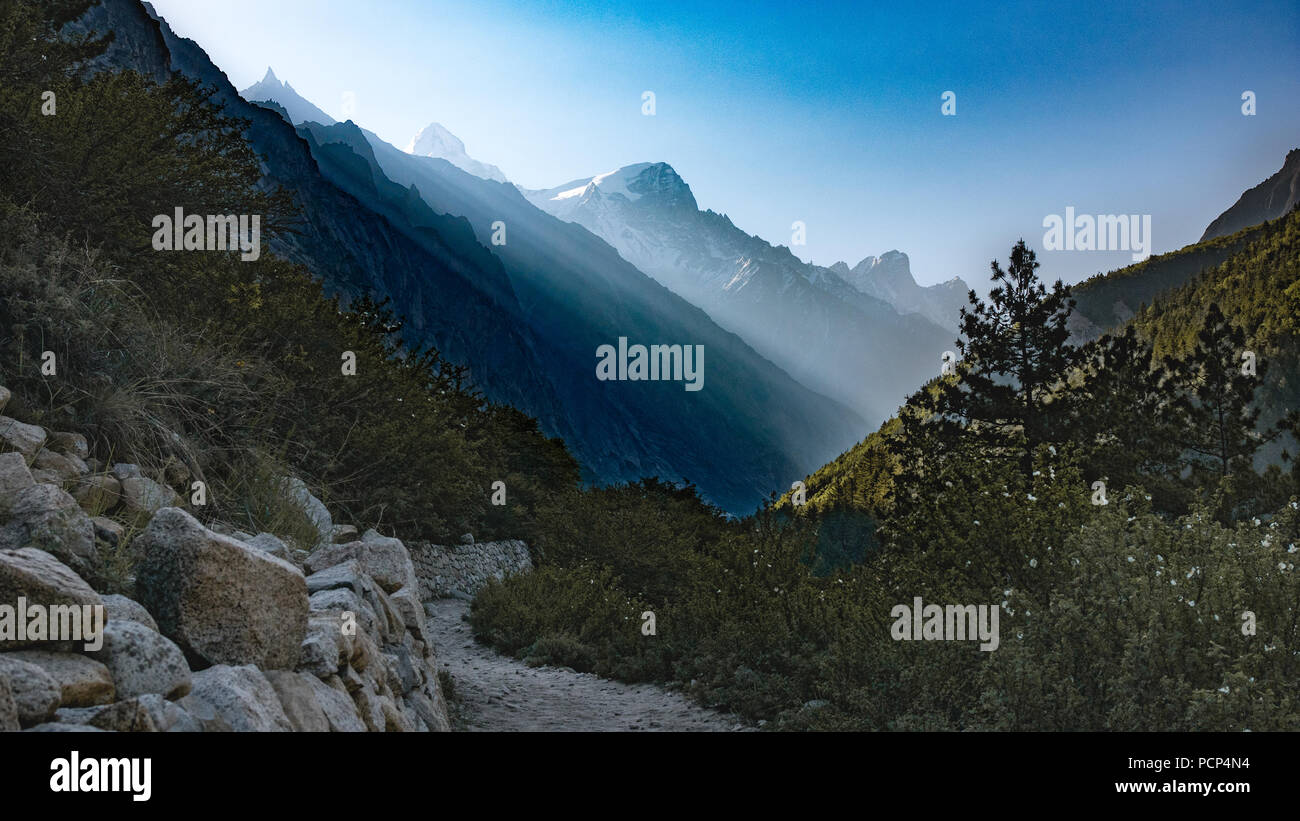 Sonnenaufgang in den Gangotri Himalaya Gebirge Stockfoto