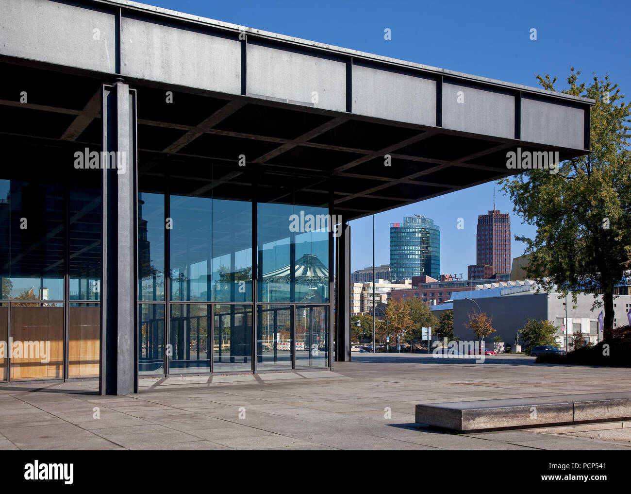 1965-68 von Mies van der Rohe, Südostecke der Haupthalle hinten Hochhäuser am Potsdamer Platz Stockfoto