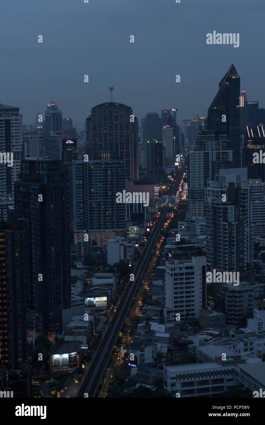 Marriott's Oktave skybar und es Blick entlang der Sukhumvit Road, Bangkok. Stockfoto