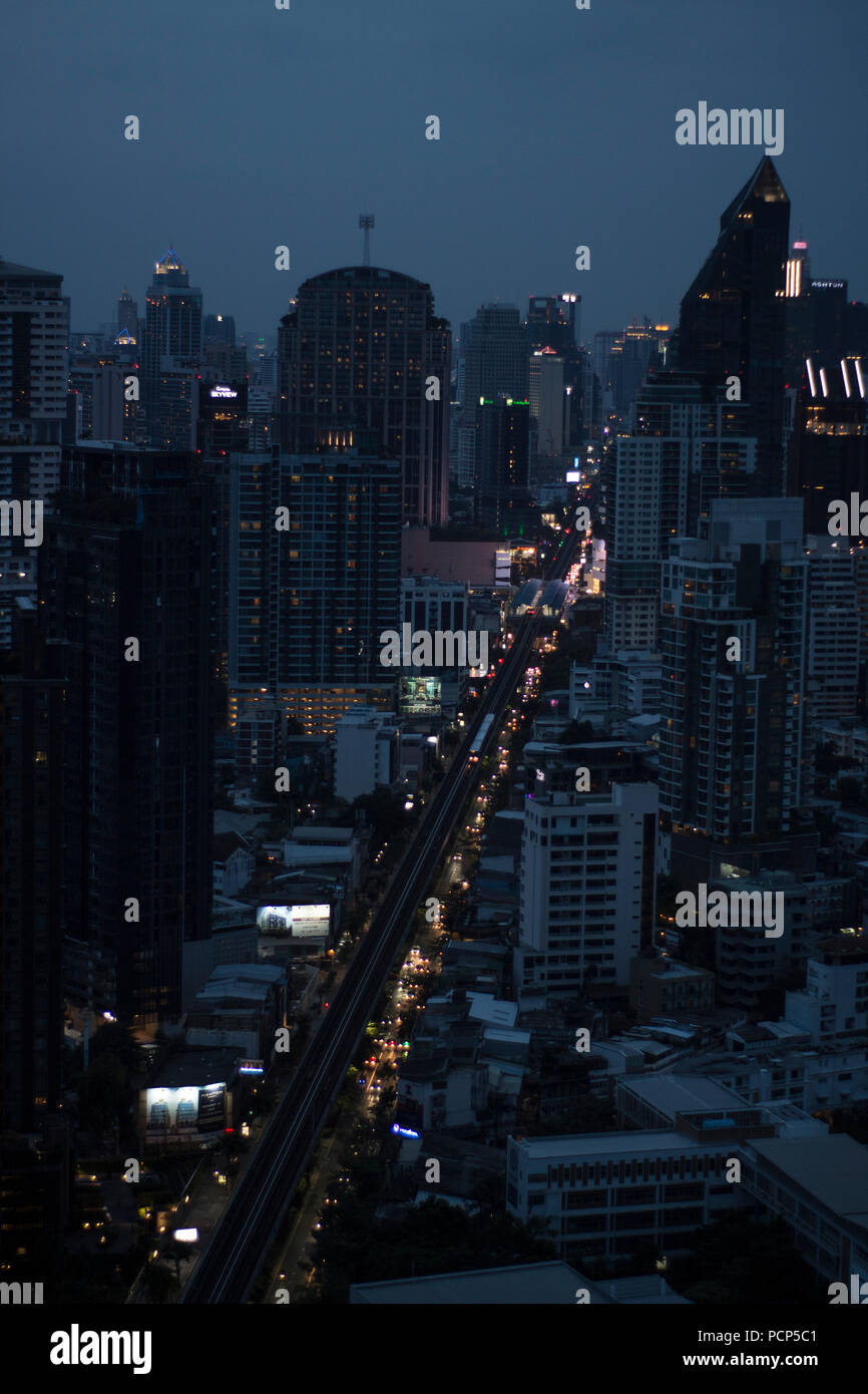 Marriott's Oktave skybar und es Blick entlang der Sukhumvit Road, Bangkok. Stockfoto