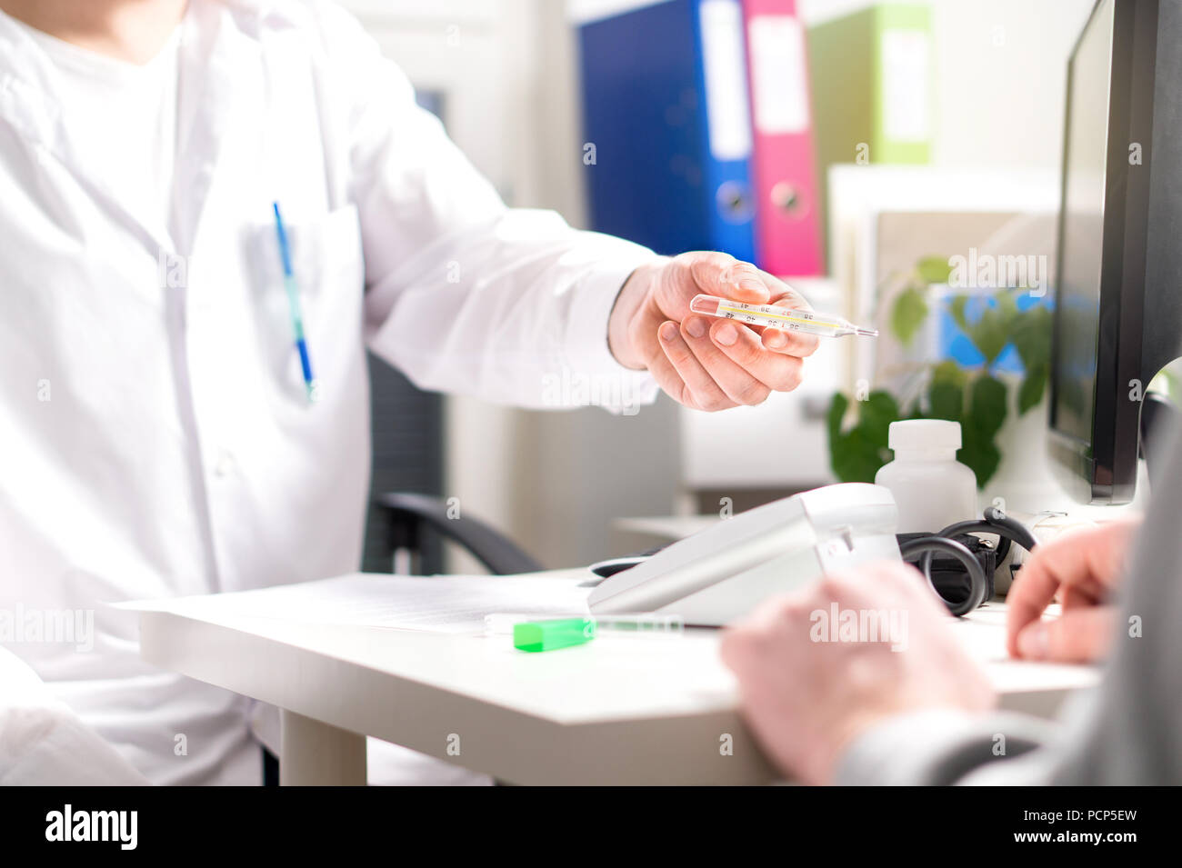 Arzt, Thermometer, um kranken Patienten mit Fieber, Grippe, Virus oder Erkältung. Die Temperatur in der Notaufnahme oder Krankenhaus. Stockfoto