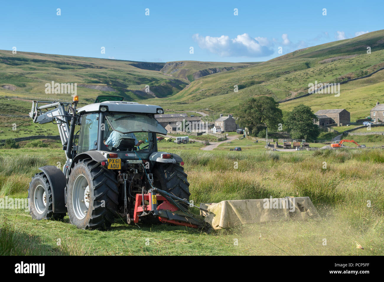 Landwirt mähen Hochland Wiese, Ravenseat, North Yorkshire. Stockfoto