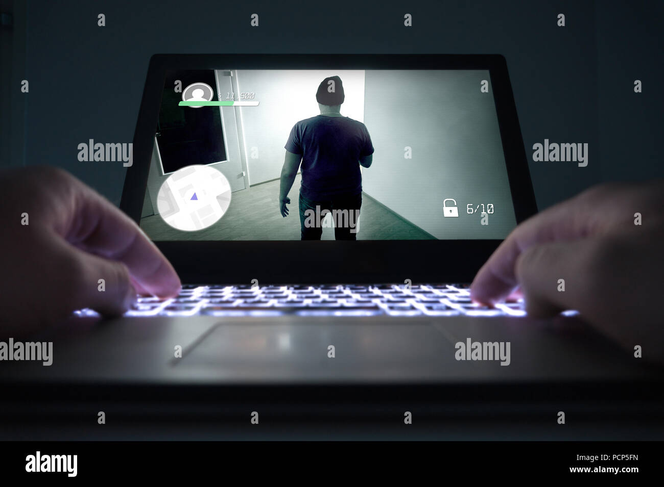 Teenager oder junge Mann spielt Aktion oder Kriminalität Videospiel mit Laptop. Computer und online gaming Konzept. Niedrig zu sehen, in der Nähe der Hände auf der Tastatur. Stockfoto