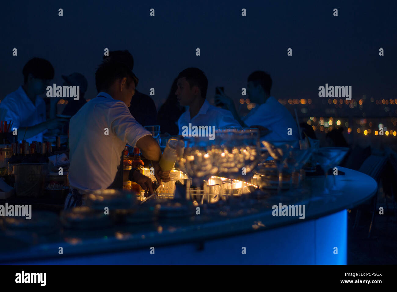 Marriott's Oktave skybar und es Blick entlang der Sukhumvit Road, Bangkok. Stockfoto