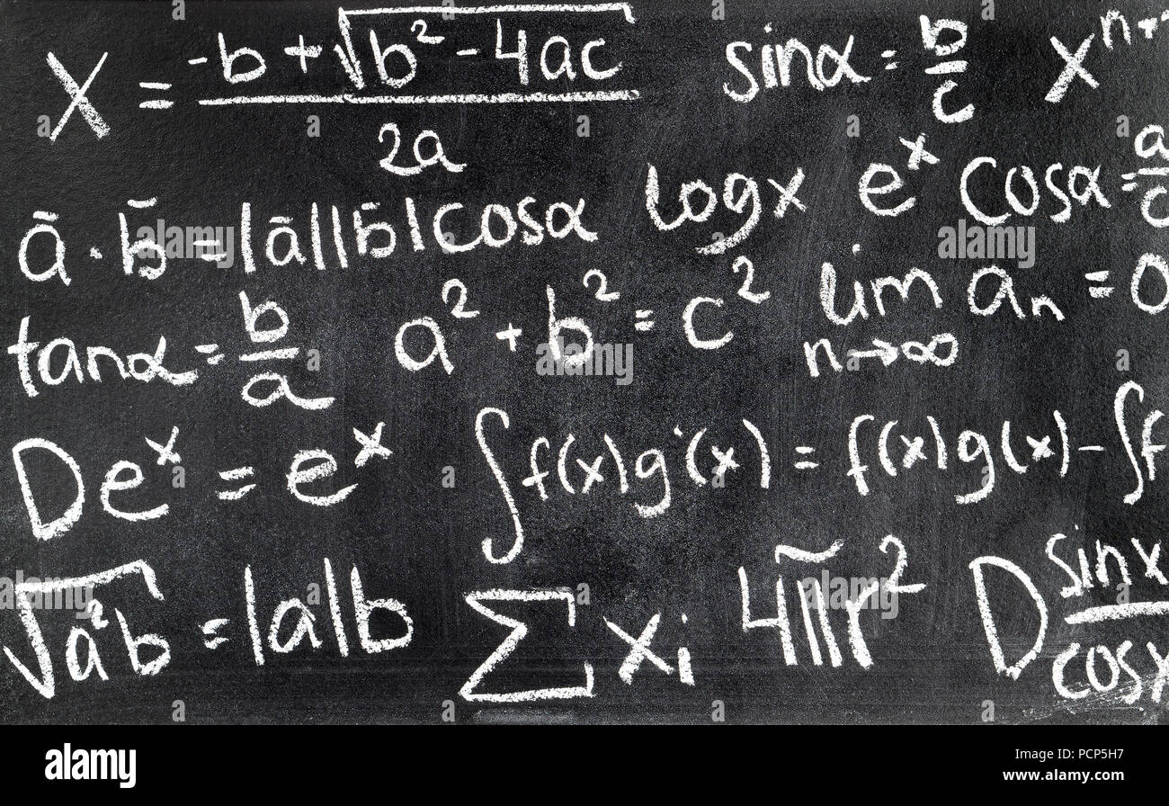 Handschriftliche mathematische Formeln auf der Tafel mit Kreide geschrieben. Schwarzes Brett voller Theorie und Berechnungen. Mathematische Gleichung Hintergrund. Stockfoto