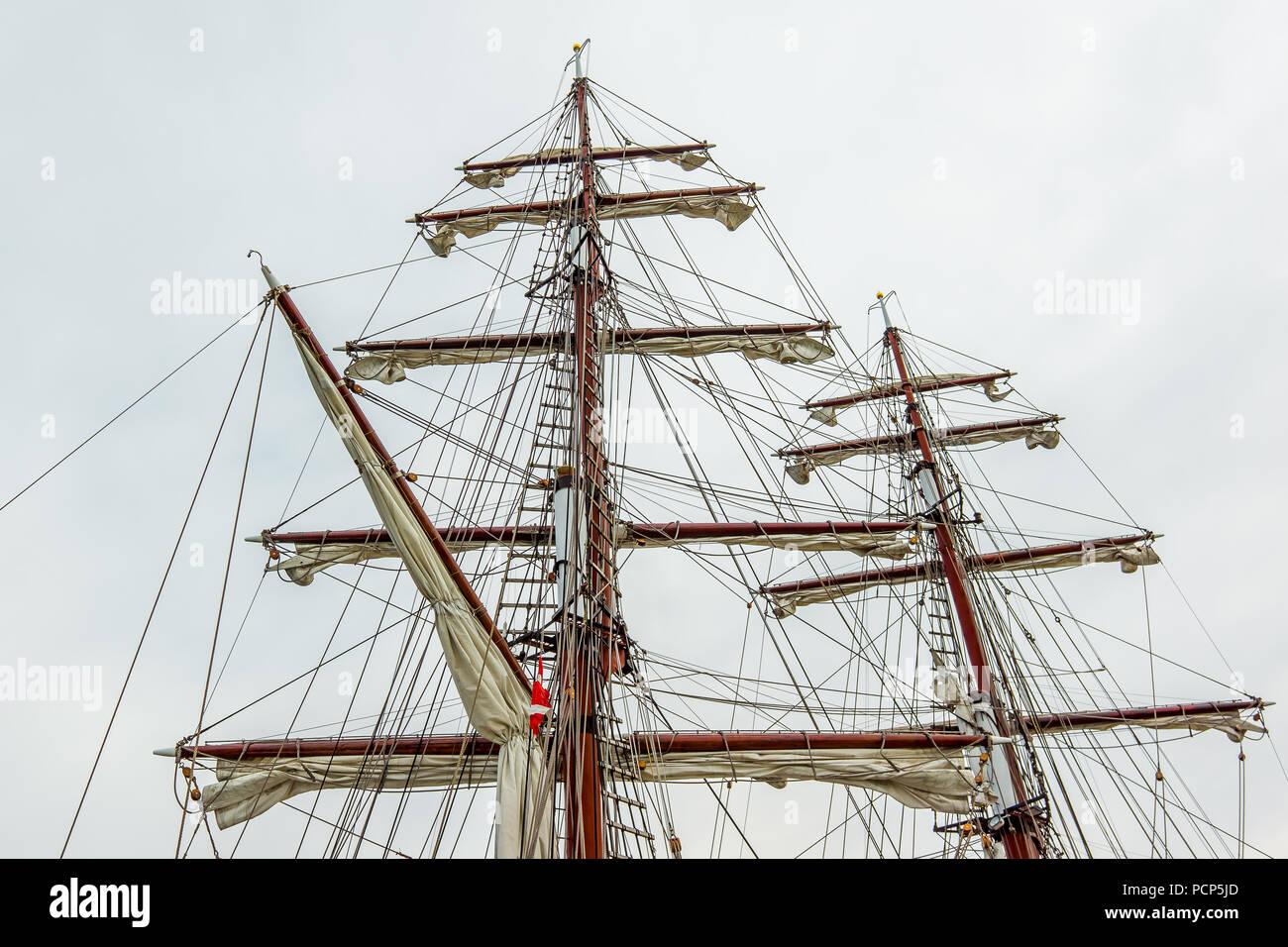 Die Takelage des Square rigger Aphrodite, foreamast, mainmast und mizzen mit Segel, Vig, Dänemark, 31. Juli 2018 Stockfoto