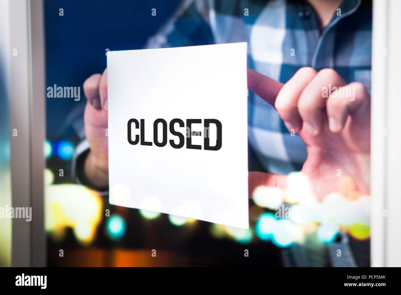 Konkurs, ausgefallene Geschäfte gehen oder Öffnungszeiten Konzept. Mann, geschlossen Anmelden Fenster in Cafe, Restaurant, Shop, Store oder Agentur. Stockfoto