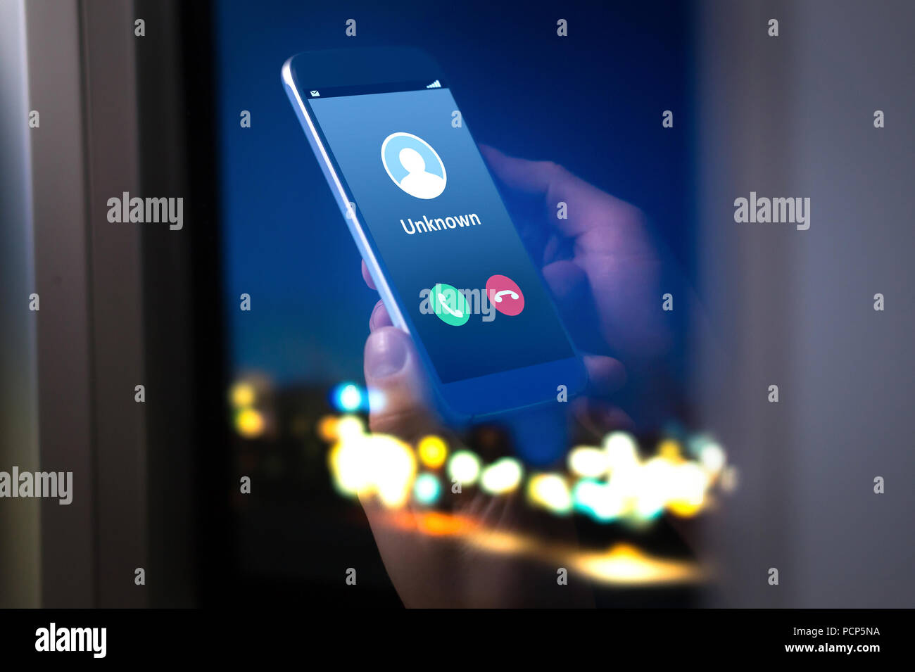Unbekannte Nummer anrufen mitten in der Nacht. Anruf von Fremden. Person, die Handy und Smartphone spät nach Hause. Stockfoto