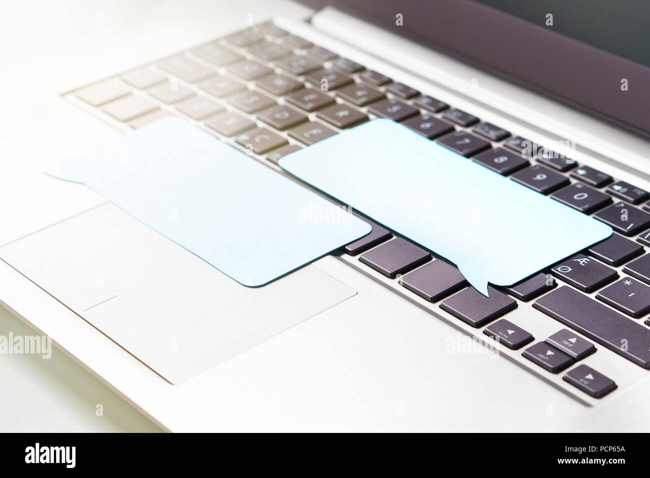 Online Kommunikation, Plaudern auf Social Media und Kommentieren auf einem Internet Forum Konzept. Der Ruf des Unternehmens oder überprüfen. Zwei leere Sprechblasen. Stockfoto