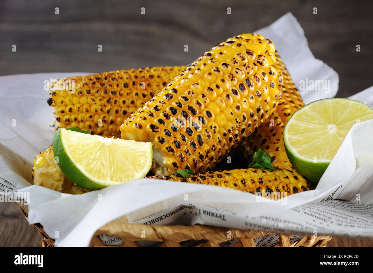 Lecker gebratenen Mais, mit Kalk gerieben und gewürzt mit scharfen Gewürzen. Indischen und mexikanischen Stil. Stockfoto