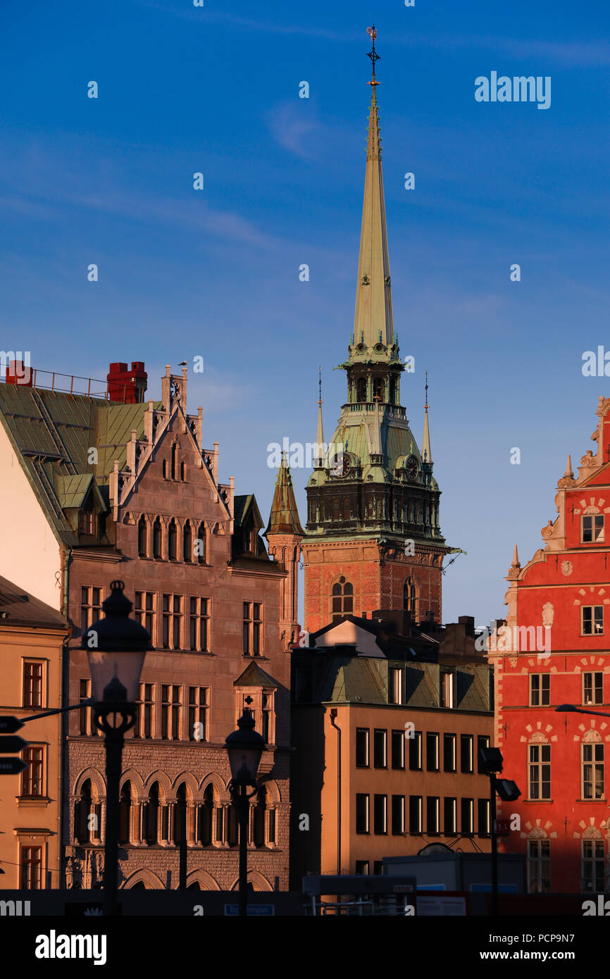 Die Altstadt und der Turm der deutschen Kirche in Stockholm, Schwedens Hauptstadt Stockfoto