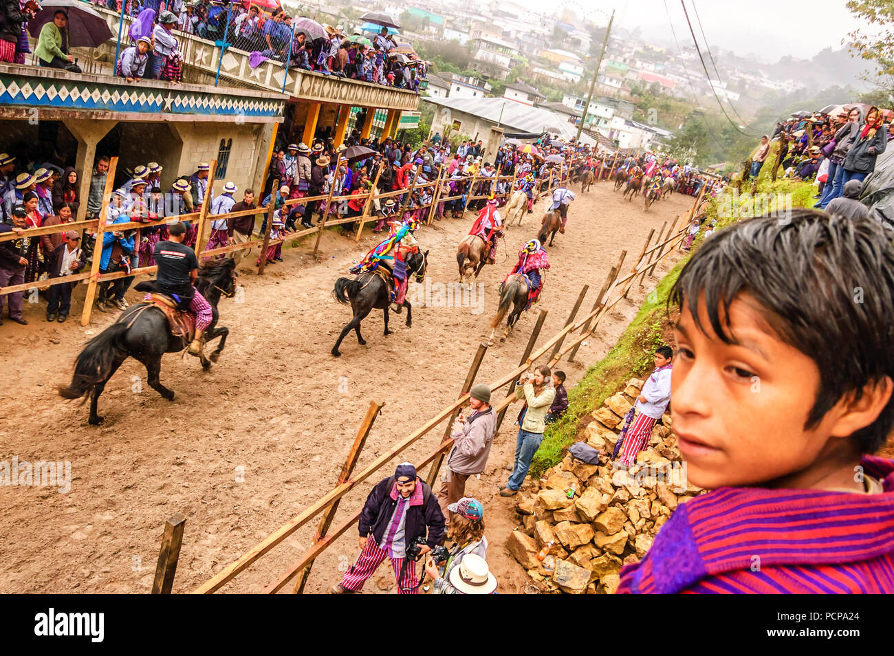 Todos Santos Cuchumatan, Guatemala - November 1, 2011: traditionell gekleideten Einheimischen einheimischen Watch & betrunken Rennpferde zu Allerheiligen. Stockfoto