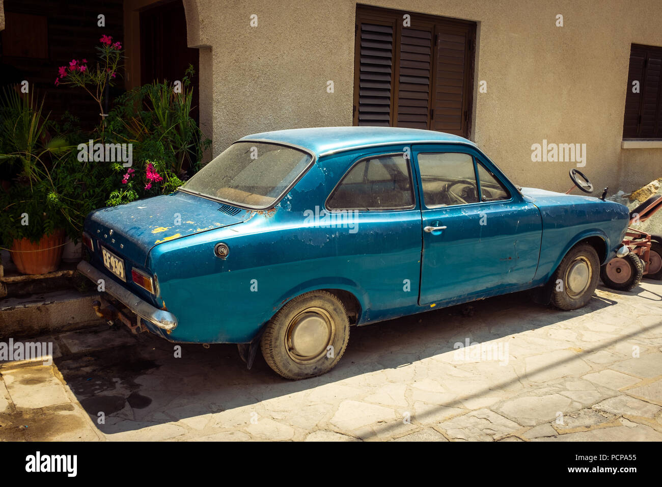 Run down blau Ford Escort MKI im Dorf Tochni, Zypern geparkt Stockfoto