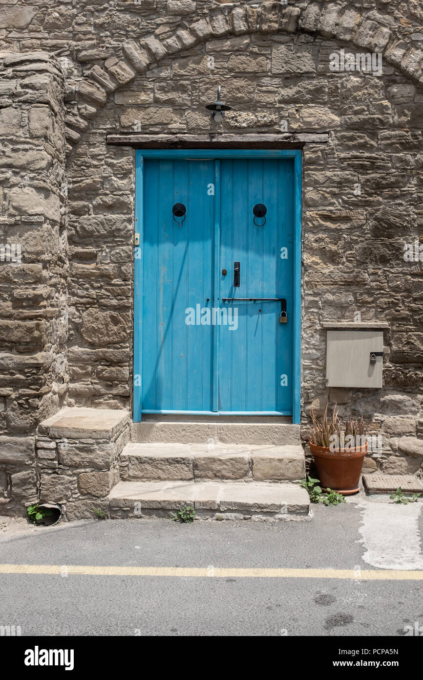 Blaue Türen mit einem Gesicht auf Haus im malerischen Dorf Tochni in der Region Larnaca Zypern Stockfoto