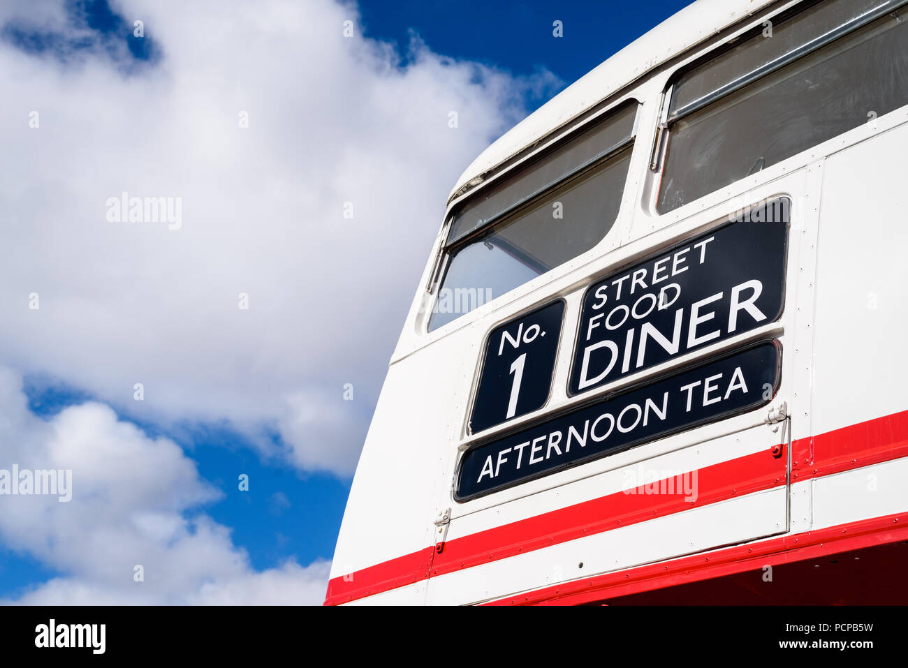 Ein Double Decker Bus umgewandelt in eine Street Food Diner. Stockfoto