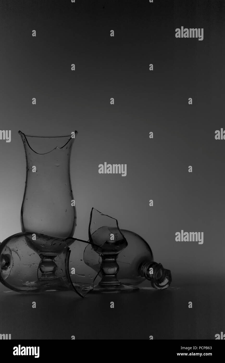 Gefährliche Stillleben mit drei leere Moderne gebrochen / zerbrochene Gläser auf einem Tisch Stockfoto