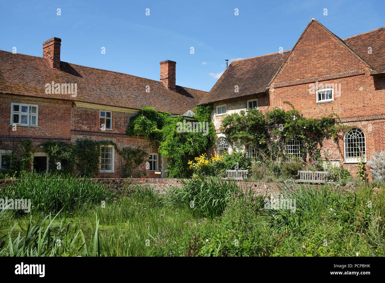 Flatford Mill, einem denkmalgeschützten Wassermühle am Fluss Stour an Flatford im East Bergholt, Suffolk, England aufgeführt. Stockfoto