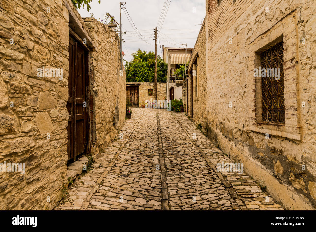 Lania, Zypern. Mai 2018. Eine typische Ansicht der malerischen Straßen im traditionellen Dorf Lania in Zypern. Stockfoto