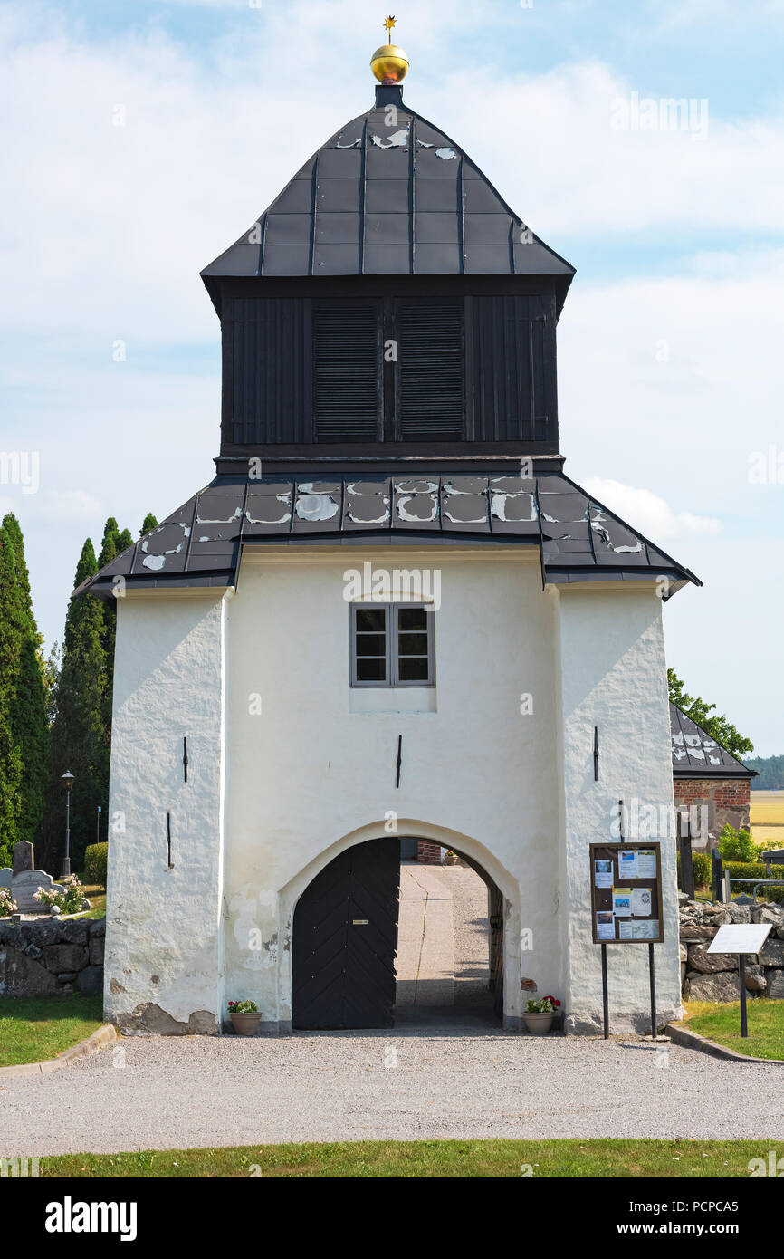 FINSTA, Schweden, 2. August 2018: Die Kirche Skederid, Geburtsort des Heiligen Birgitta im Sommer. Stockfoto