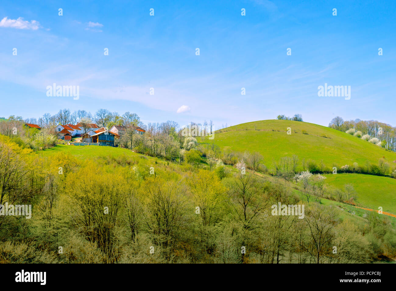 Bauernhof auf dem Gipfel des Hügels. Großes Panorama. Dorf Landschaft, Serbien, Europa. Stockfoto