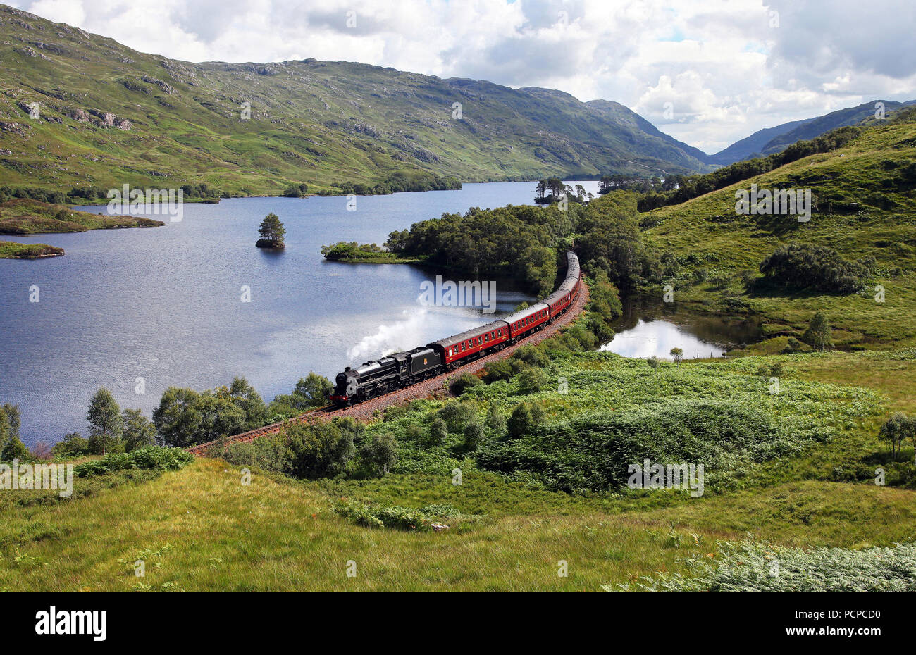 45407 Köpfe entlang Loch Eilt am 1.8.16 mit dem Morgen Jacobite Service für Mallaig. Stockfoto