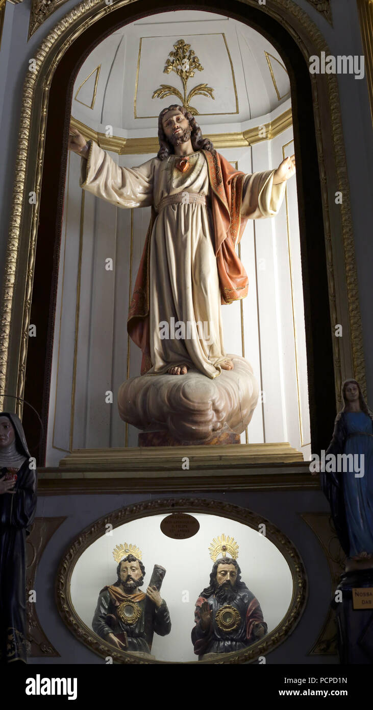 Porto, Portugal, 4. März 2015: Seitenaltar mit Reliquien der Heiligen Apostel Andreas und St. Philip (Jahrhundert I) von Santo Antonio dos Congregados Chur Stockfoto