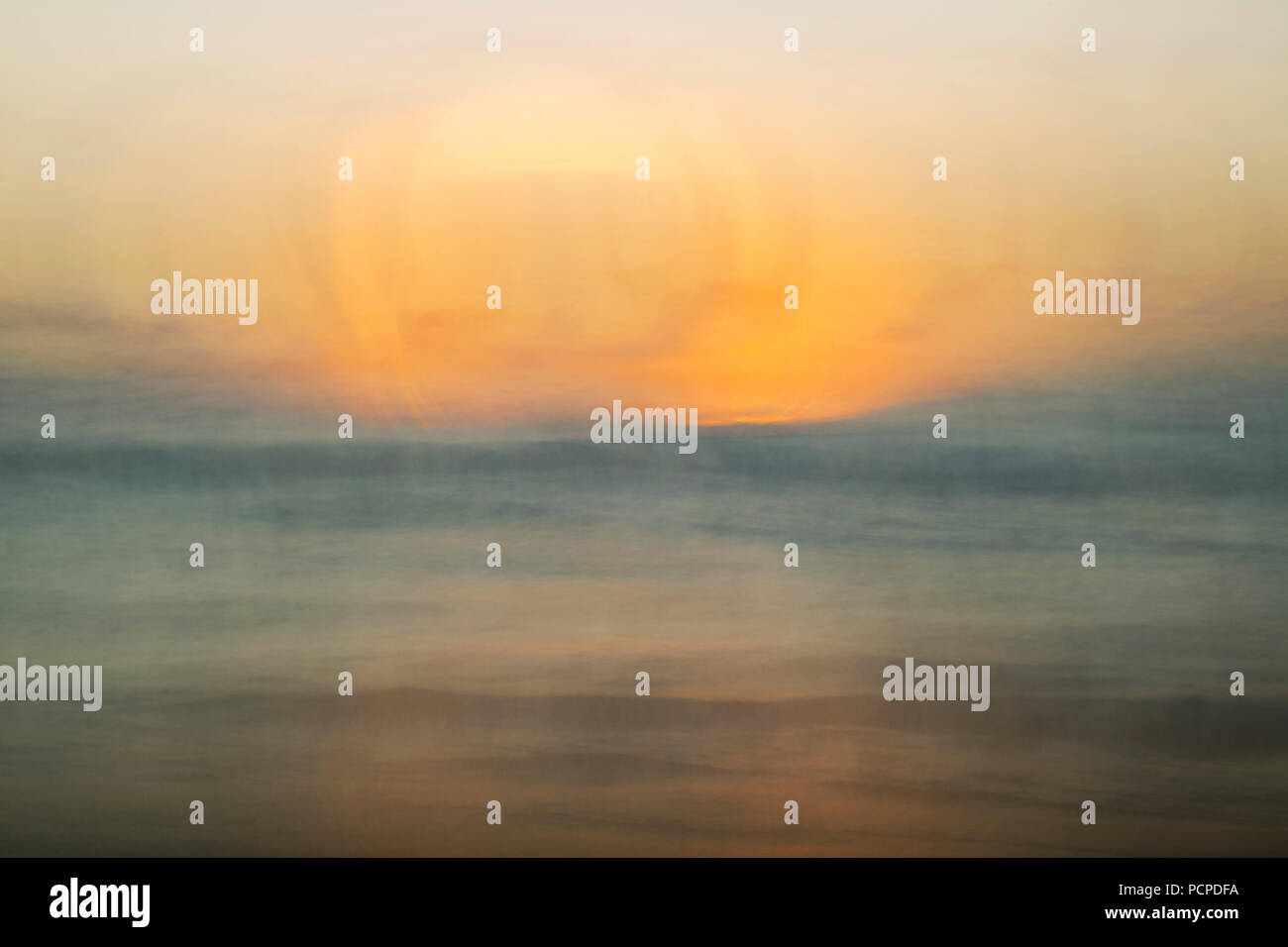 Malerische stummgeschaltet Sonnenuntergang mit Orange Blau und Grau Stockfoto