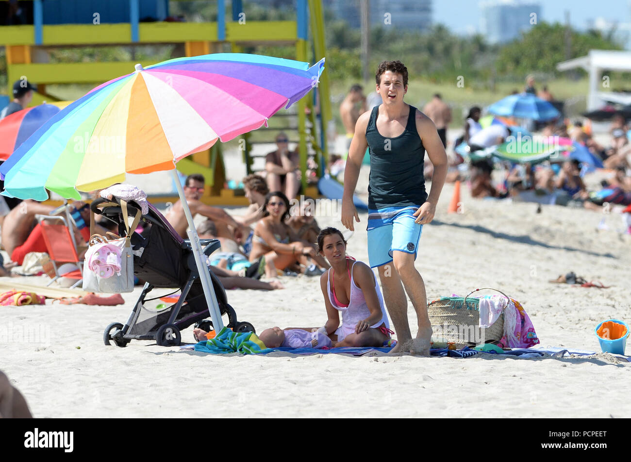 MIAMI BEACH, FL - Mai 08: Akteure Ana de Armas und Meilen Erzähler Film auf der Miami eingestellt von Waffen und Gecken mit Regisseur Todd Phillips am 8. Mai 2015 in Miami Beach, Florida. Personen: Ana de Armas, Meilen Teller Stockfoto