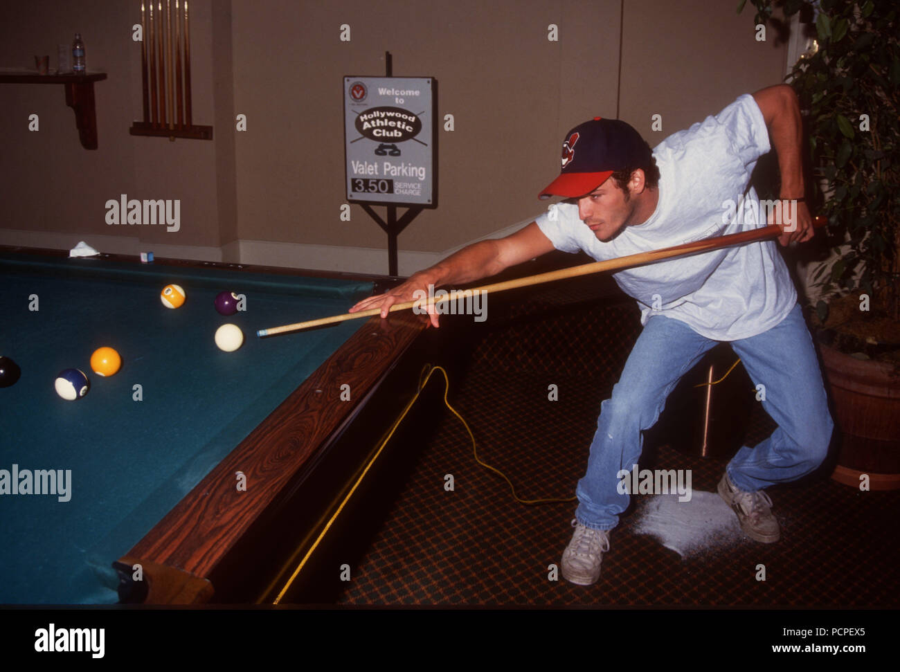 HOLLYWOOD, CA - 30. Mai: Schauspieler Luke Perry nimmt an der ersten jährlichen Celebrity Pool Turnier profitieren zu AIDS-Projekt Los Angeles (APLA) am 30. Mai 1992 Im Hollywood Athletic Club in Hollywood, Kalifornien. Foto von Barry King/Alamy Stock Foto Stockfoto