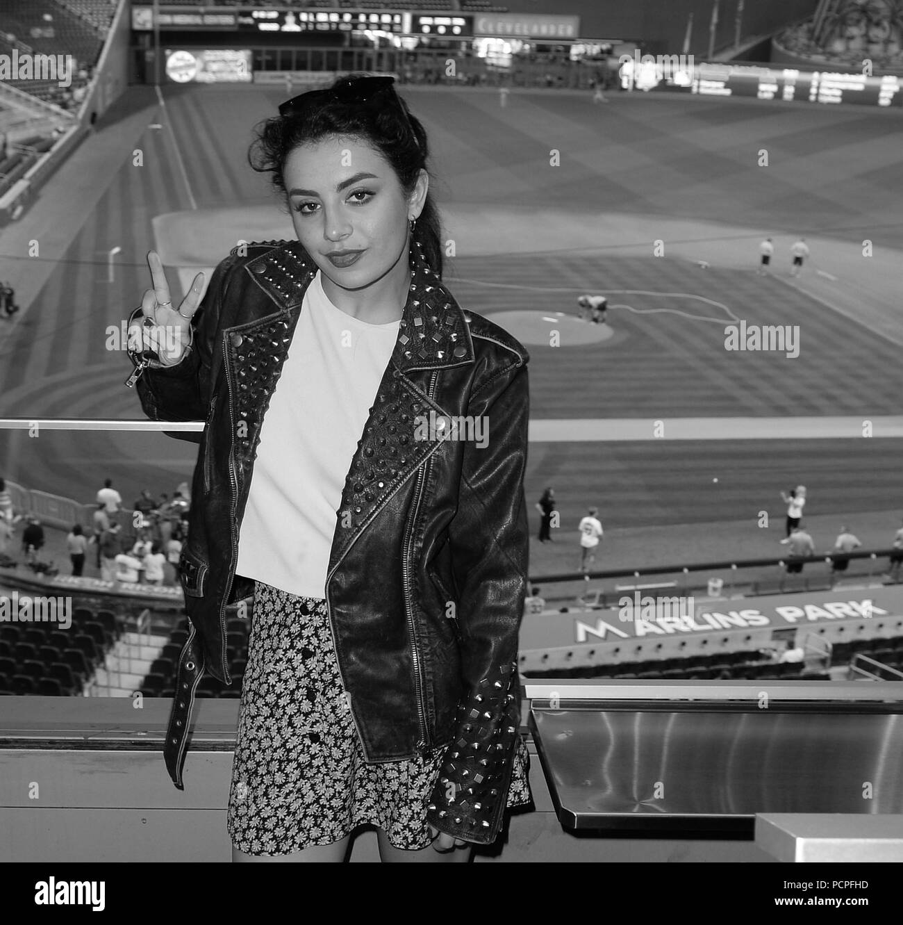 MIAMI, FL - 16. Mai: englischer Sänger und Songwriter Wolfram Andes XCX, Ihr erstes Baseballspiel im Marlins Park besucht am 16. Mai 2015 in Miami, Florida Personen: Charli XCX Stockfoto