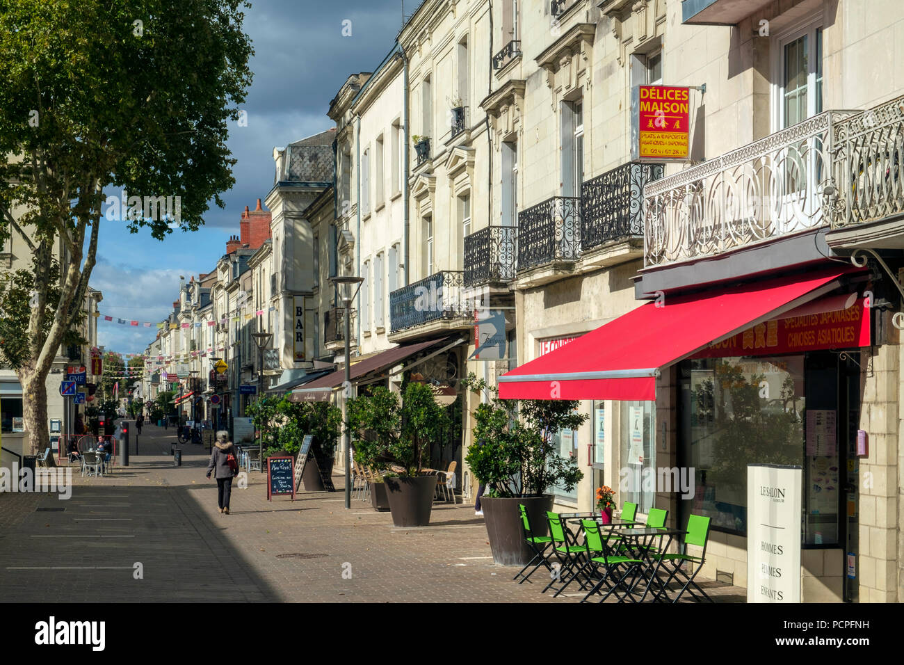 Saumur, Frankreich - 6. Oktober 2017: Herbst Sonnenschein in den Straßen der Stadt, Saumur, Maine et Loire, Frankreich Stockfoto