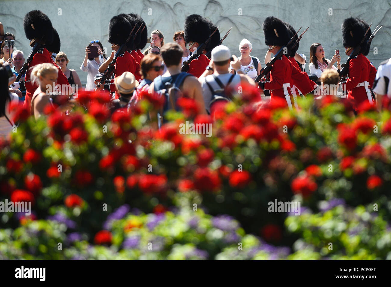 Zuschauer verfolgen das Ändern der Guard am Buckingham Palace in London, als eine weitere Explosion von heißem Wetter eingestellt ist Teilen des Vereinigten Königreichs zu schlagen. Stockfoto