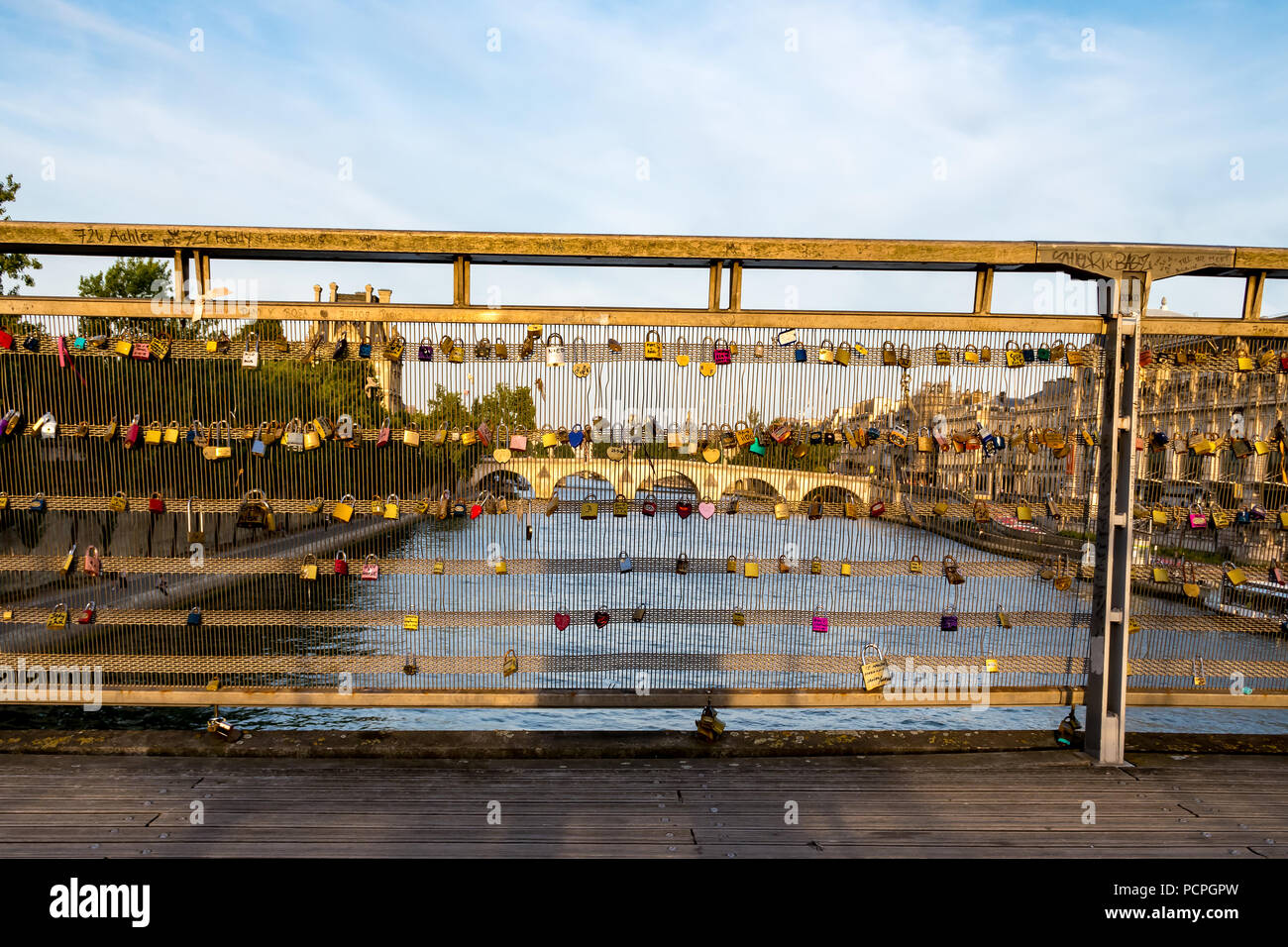 Liebe Vorhängeschlösser auf der Brücke Pont de Solferino - Paris, Frankreich. Stockfoto