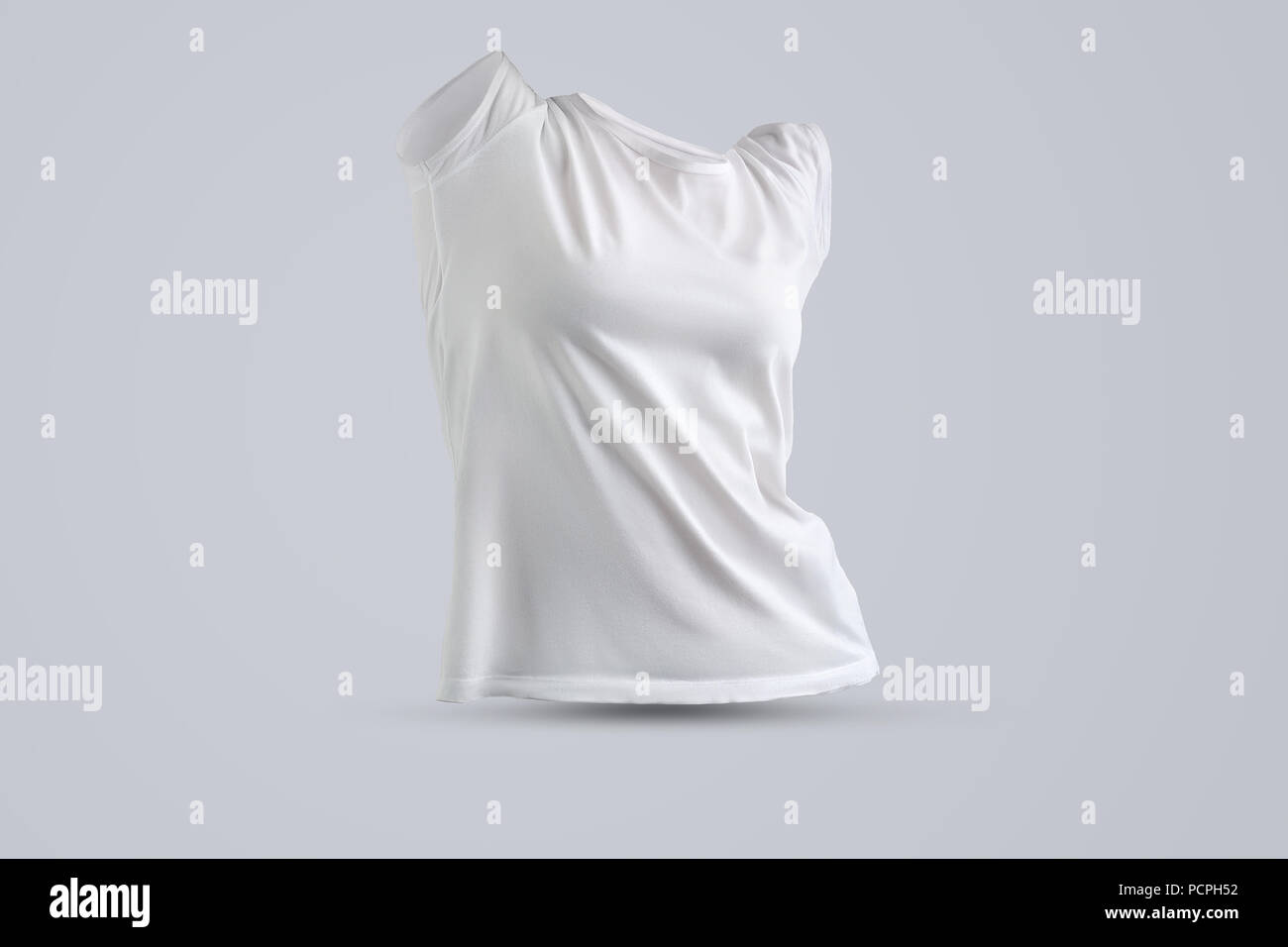 Moderne mockup mit Form der weißen Frauen t-shirt ohne Körper auf dem Studio Hintergrund isoliert, Vorderansicht. Vorlage kann für Ihre sh verwendet werden. Stockfoto