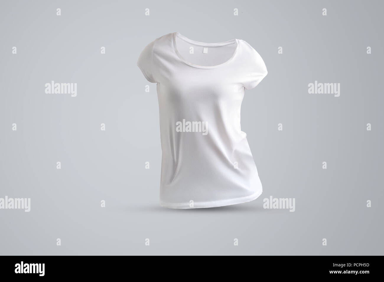 Universal mockup mit Form der weißen Frauen t-shirt ohne Körper auf dem grauen Hintergrund isoliert, Vorderansicht. Vorlage kann für Ihre sh verwendet werden. Stockfoto