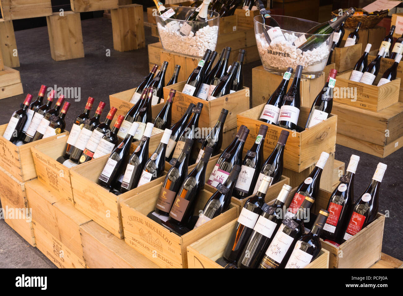 Wein shop Paris - Weinflaschen in Holzkisten in einer Weinhandlung in Paris, Frankreich, Europa verkauft. Stockfoto