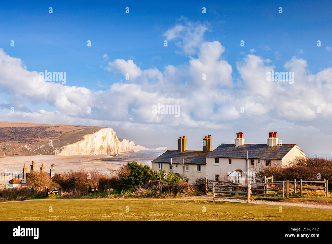 Die sieben Schwestern, Sussex, England, Großbritannien, und der berühmte Küstenwache Cottages. Stockfoto