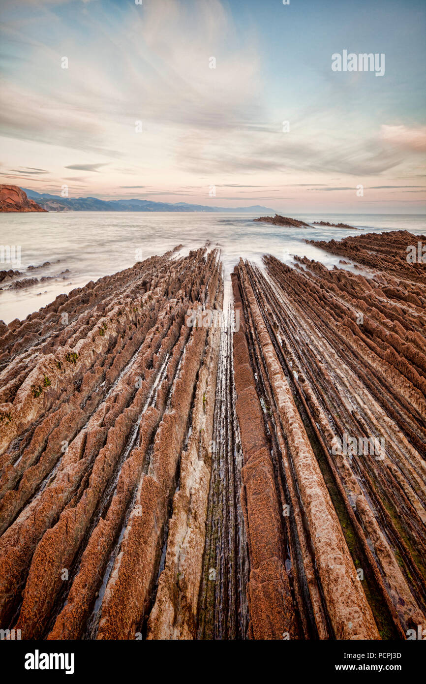 Flysch Formationen in der geologischen Park an itzurun Strand, La Ravoire, Baskenland, Spanien. Stockfoto