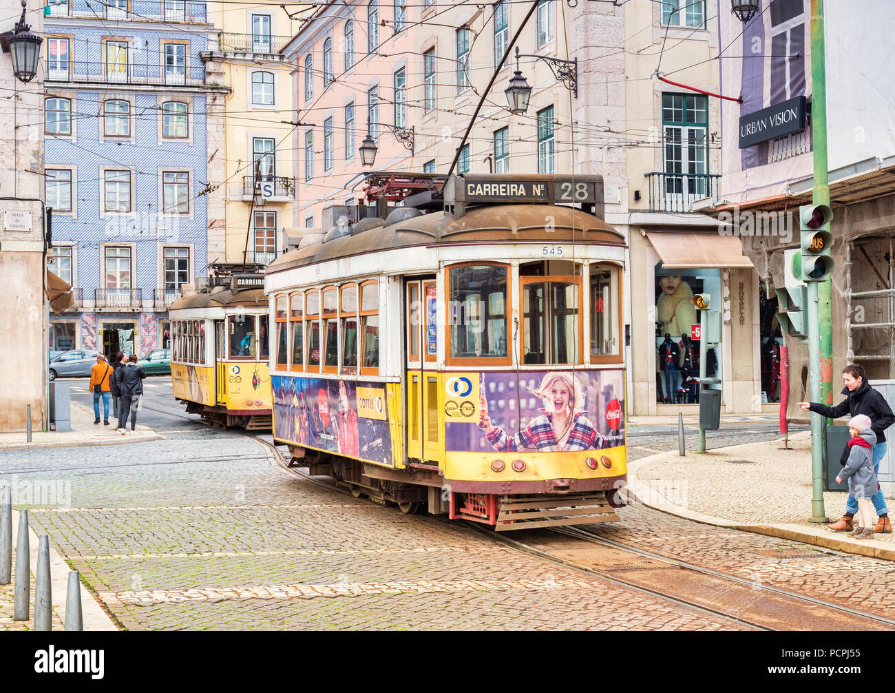 1. März 2018: Lissabon, Portugal - Touristen bevorzugten Straßenbahn 28 in Figueira Platz, Mutter sie aufmerksam auf das Kind. Stockfoto
