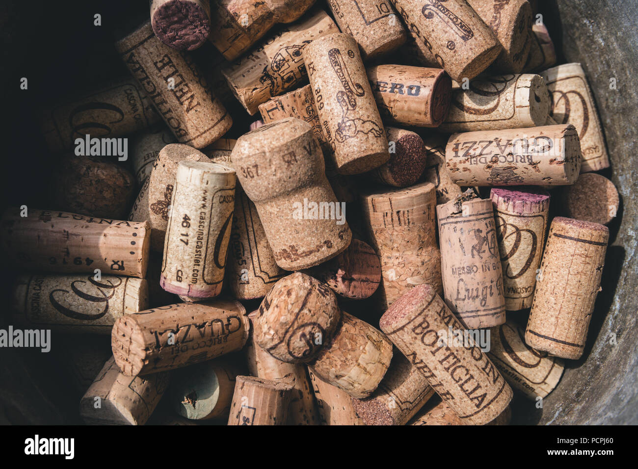 Eine Sammlung von überwiegend italienischen Wein Korken mit True Color Stockfoto Eine Sammlung von überwiegend italienischen Wein Korken mit True Color Stockfoto