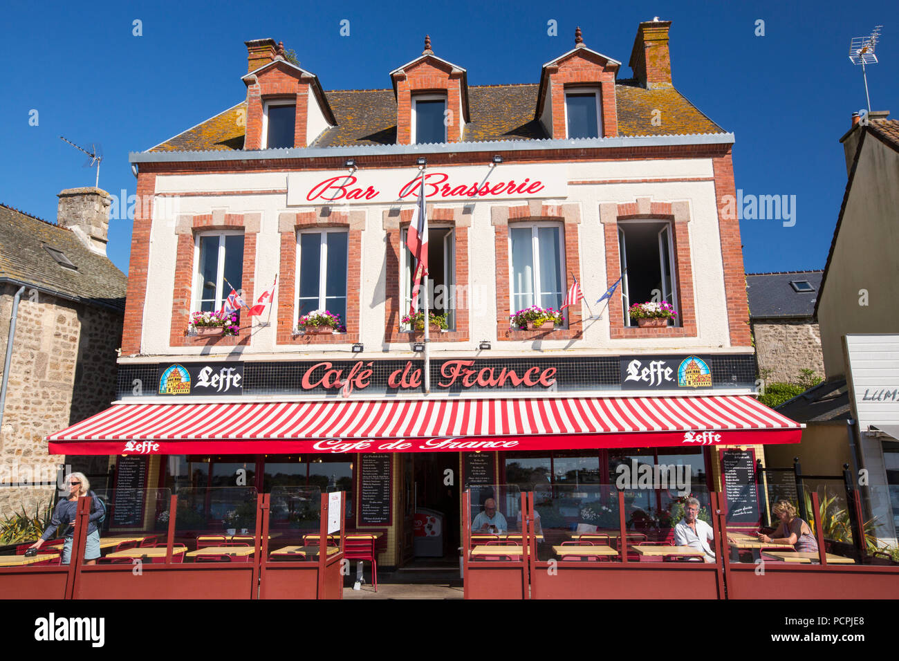 Eine Bar/Brasserie in Grandcamp-maisy, Normandie, Frankreich. Stockfoto