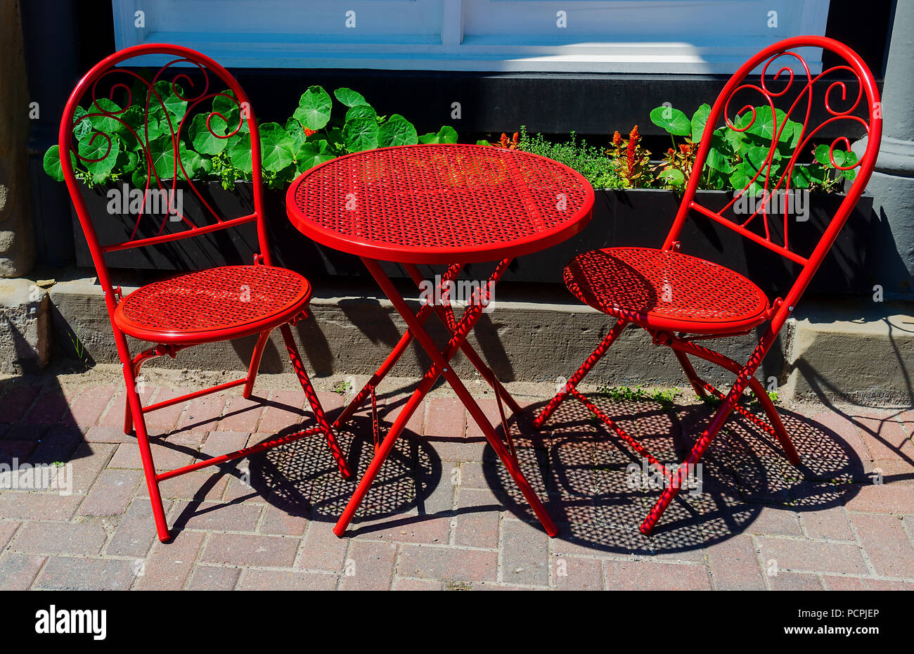 Red Cafe und Stühle auf dem Bürgersteig. Stockfoto