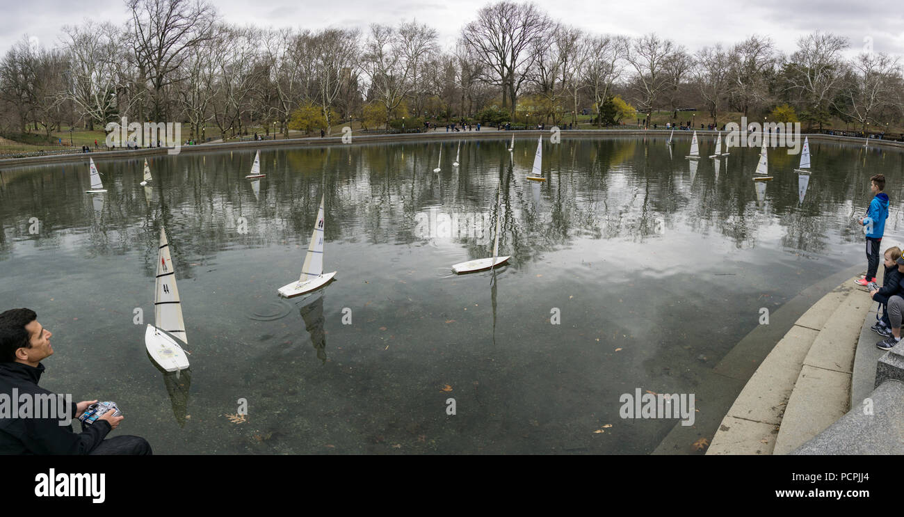 Wintergarten Wasser im Central Park in New York City ist ein Modellboot