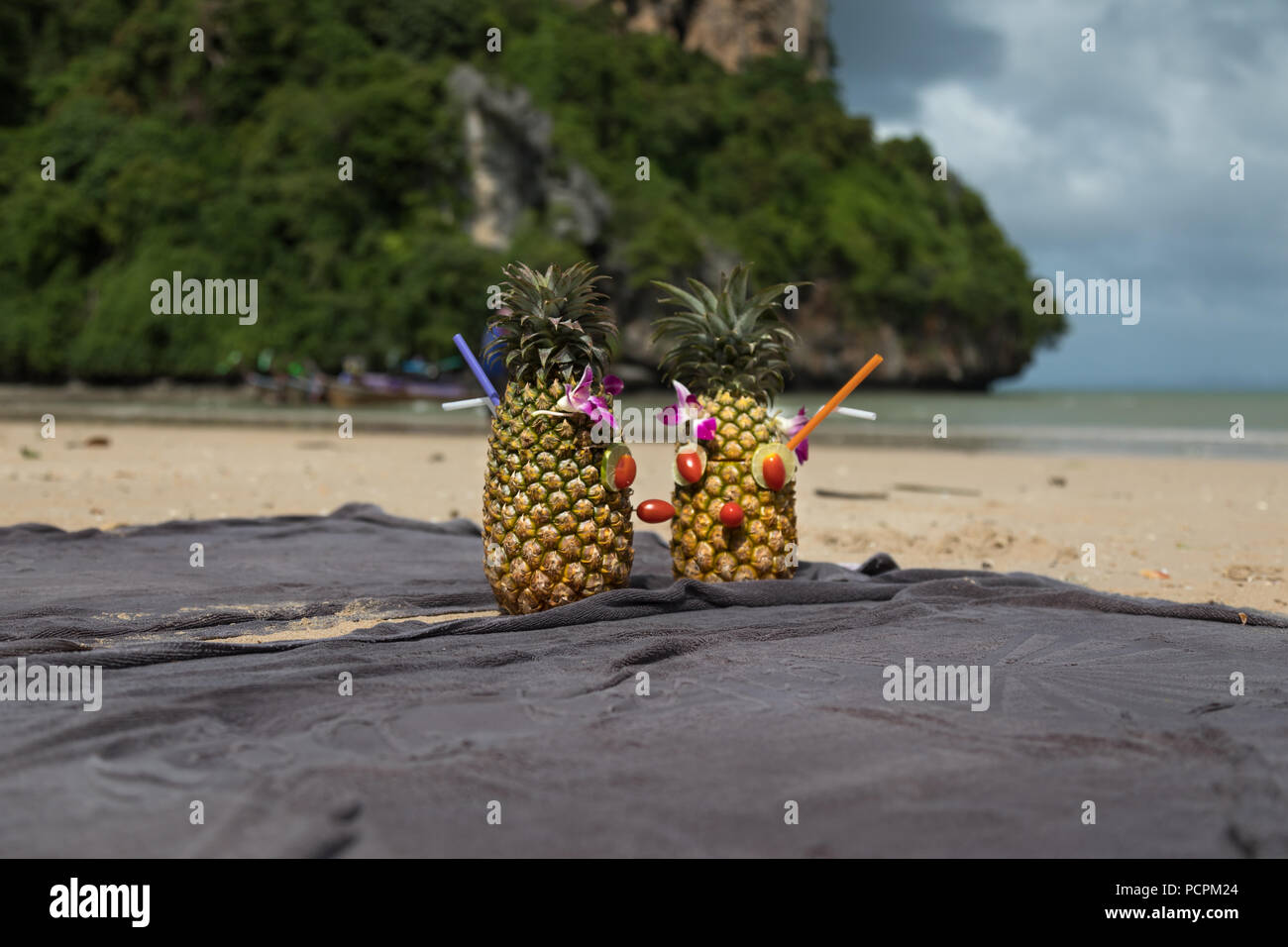 Ananas Cocktail Drinks an der Railay Beach Krabi Thailand Südostasien Stockfoto