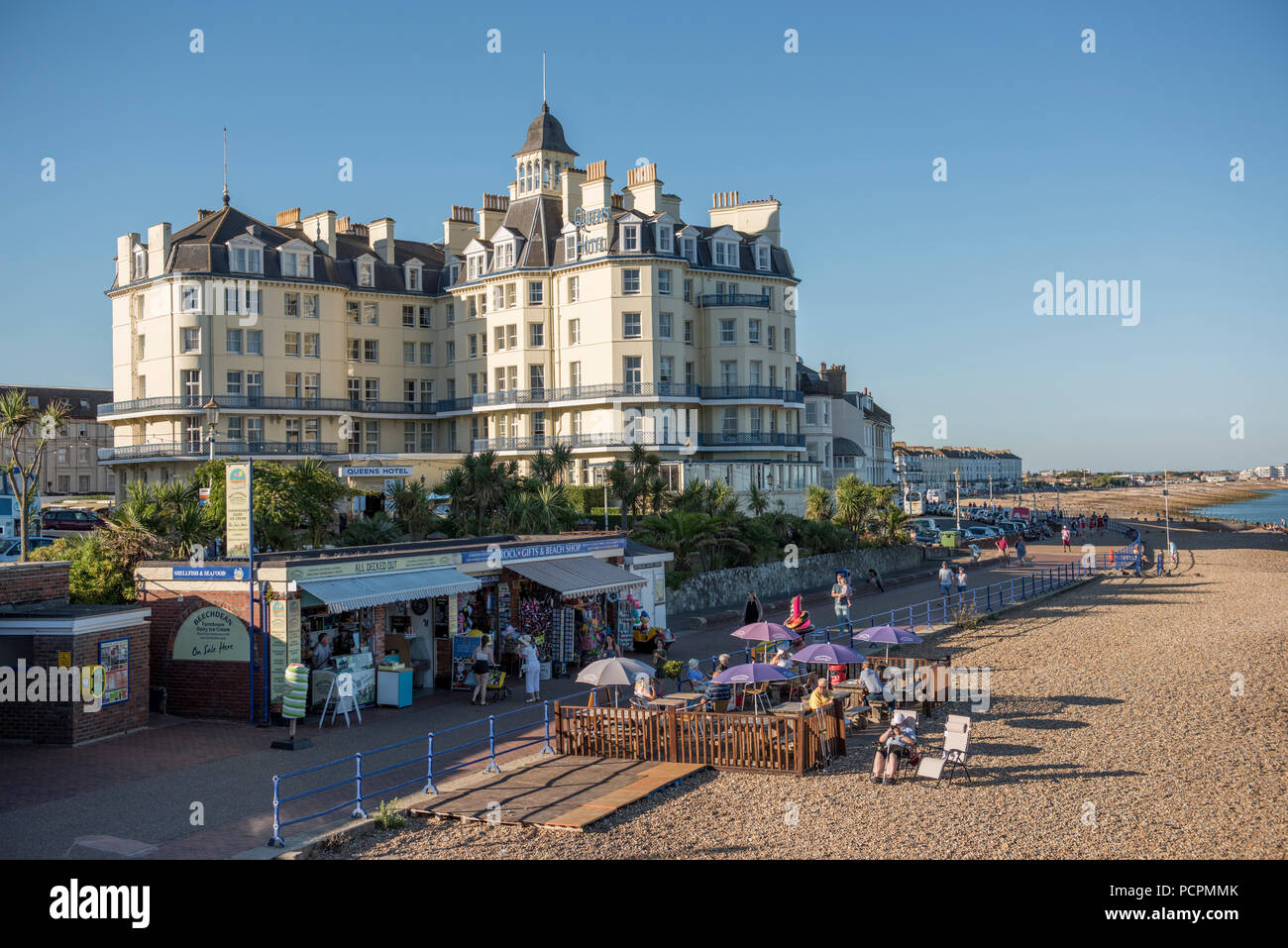 Das Queens Hotel an der Küste von Eastbourne, East Sussex, England, Großbritannien Stockfoto