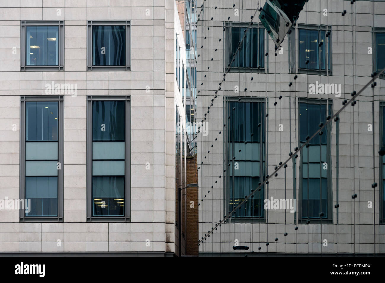 12-10-2017 London, UK. Bürogebäude in der glaswand von einem anderen Büro Gebäude wider. Foto: © Simon Grosset Stockfoto