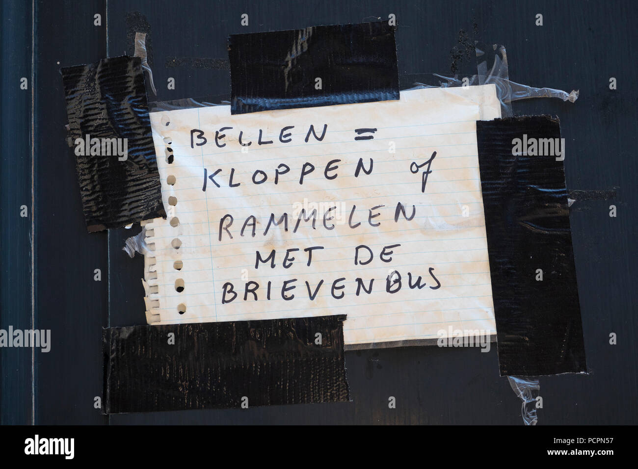 Ungerade schriftliche Hinweis auf eine Vordertür, Sagen statt Klingeln an der Tür haben Sie an der Tür klopfen oder den Briefkasten klappern Stockfoto