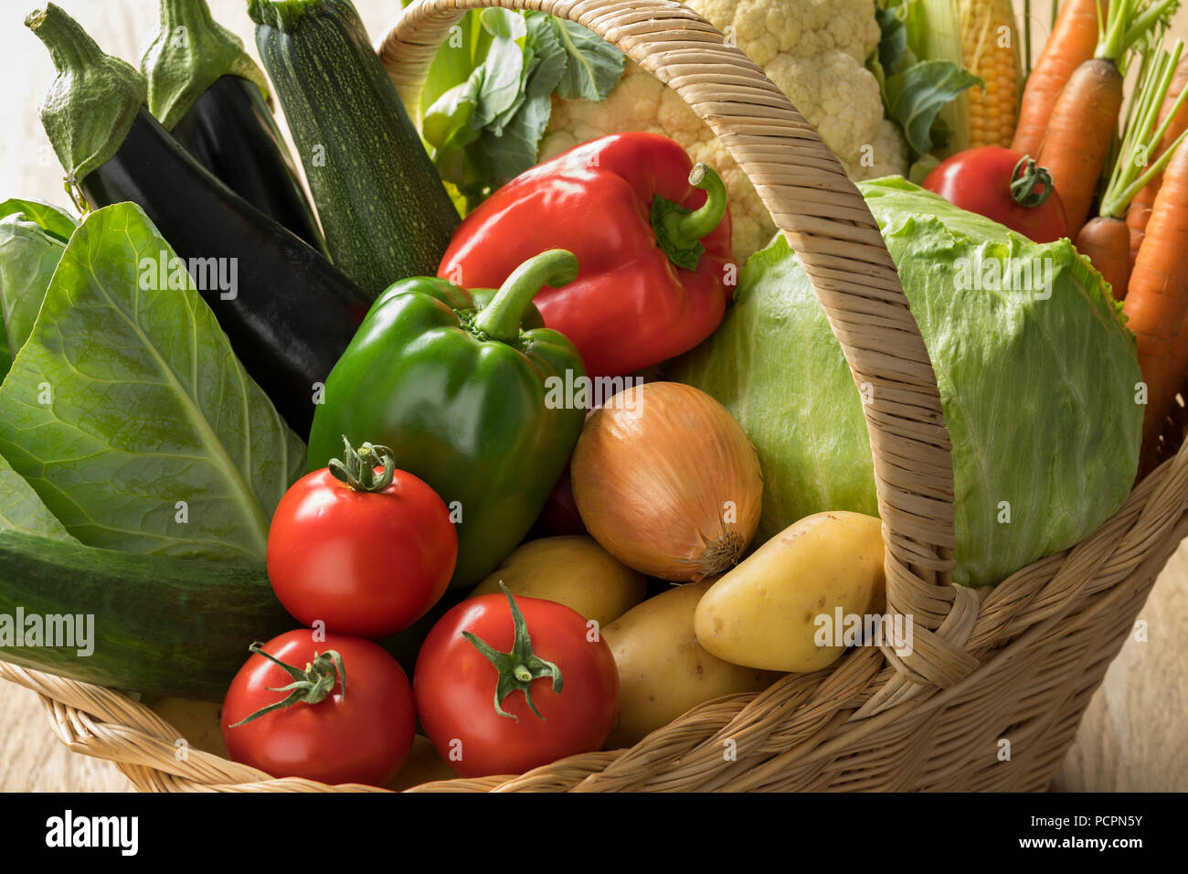 Korb mit frischem gesunden Gemüse aus ökologischem Anbau close up Stockfoto