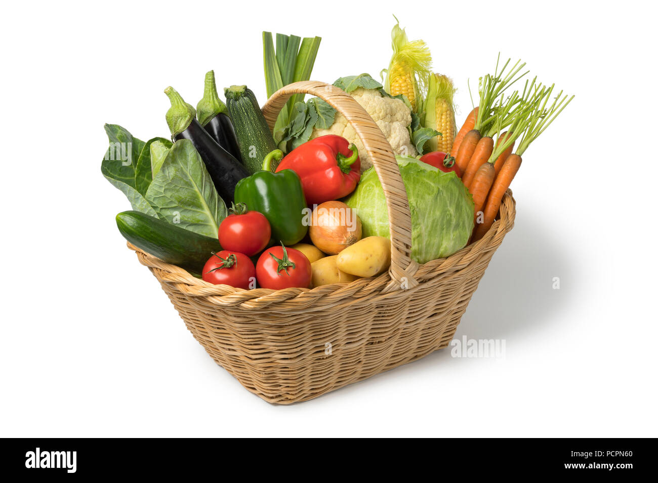 Korb mit frischem gesunden Gemüse aus ökologischem Anbau auf weißem Hintergrund Stockfoto