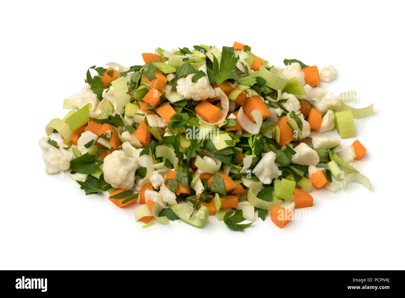 Heap frisches Bio-Gemüse, in Niederländischen soepgroente genannt, auf weißem Hintergrund Stockfoto